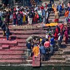 Vorbereitung einer Leichenverbrennung in Pashupatinath, Kathmandu/Nepal