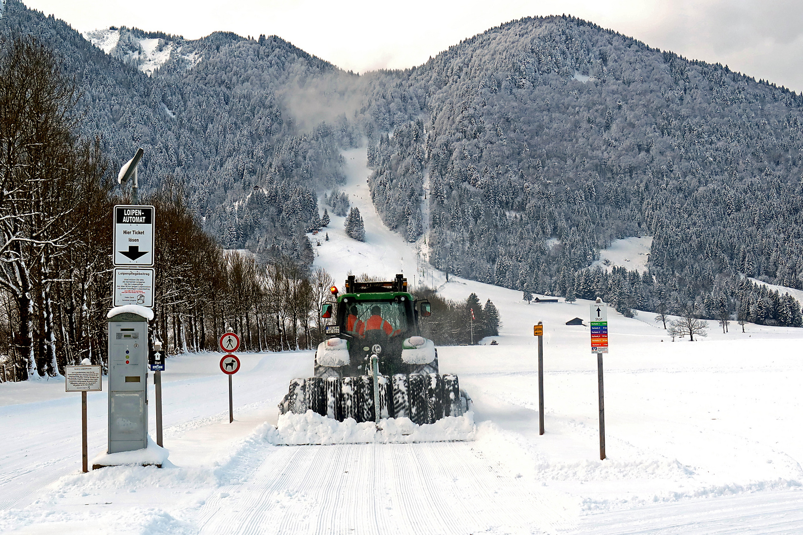 Vorbereitung für die Ski-Langlauf-Loipe