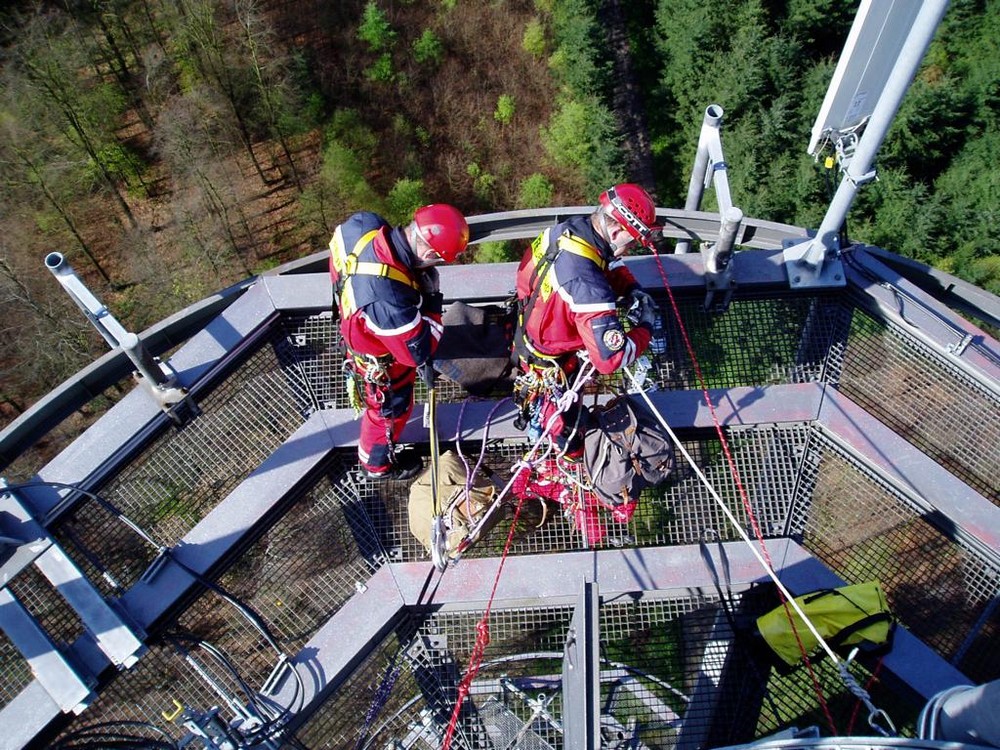 Vorbereitung Rettungsübung Höhenrettung, Retter bereitet den Abstieg vor