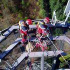 Vorbereitung Rettungsübung Höhenrettung, Retter bereitet den Abstieg vor