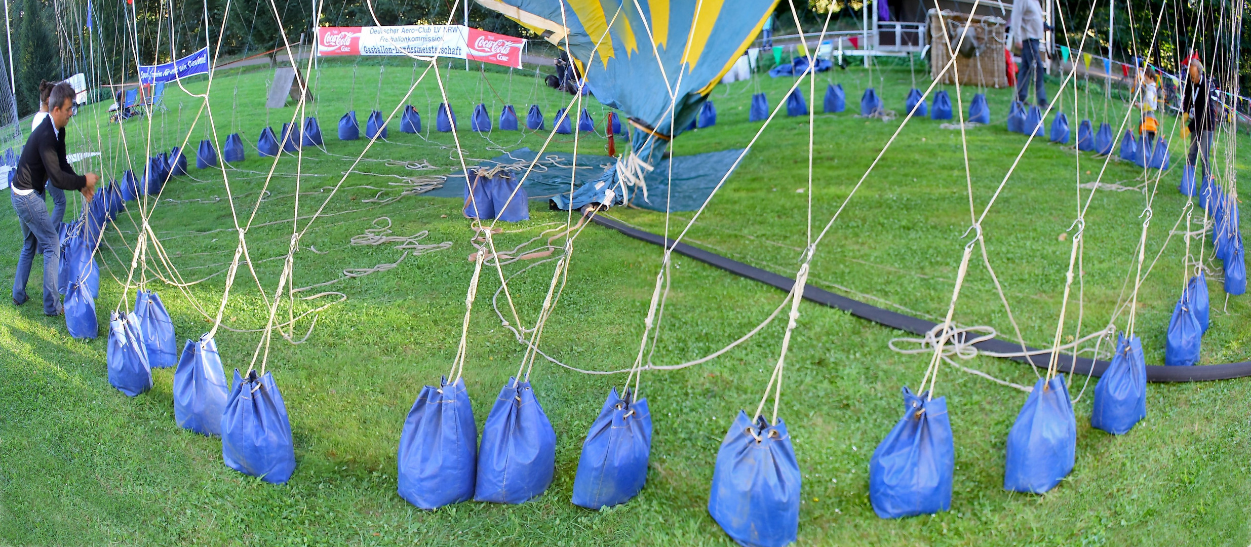 Vorbereitung und Ausrichtung der Sandsäcke während des Befüllens eines Gasballons