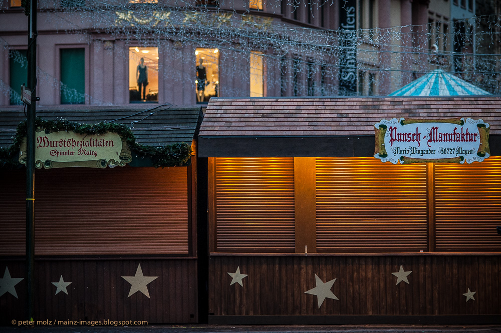 Vorbereitung Weihnachtsmarkt Mainz (1)