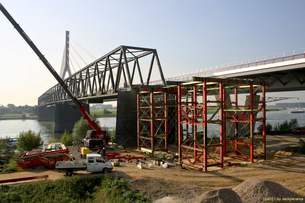 Vorbereitungen zur Demontage der 56 Jahre alten Fachwerkbrücke bei Wesel