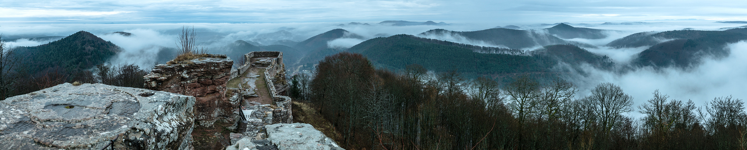 Vorboten des Winters auf der Wegelnburg