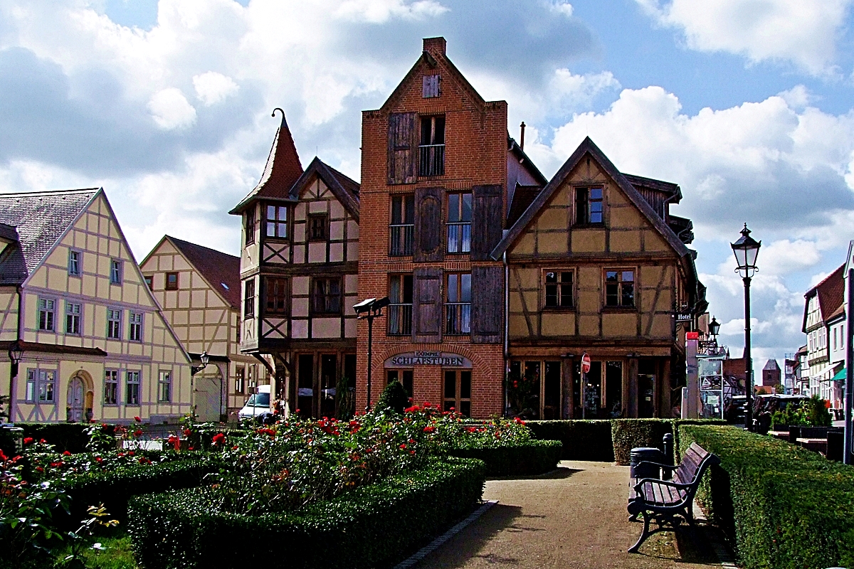 Vorderansicht des urigen Hotels in Tangermünde