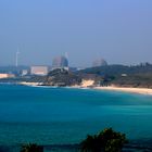 Vordergrund: Strand, Hintergrund Atomkraftwerk