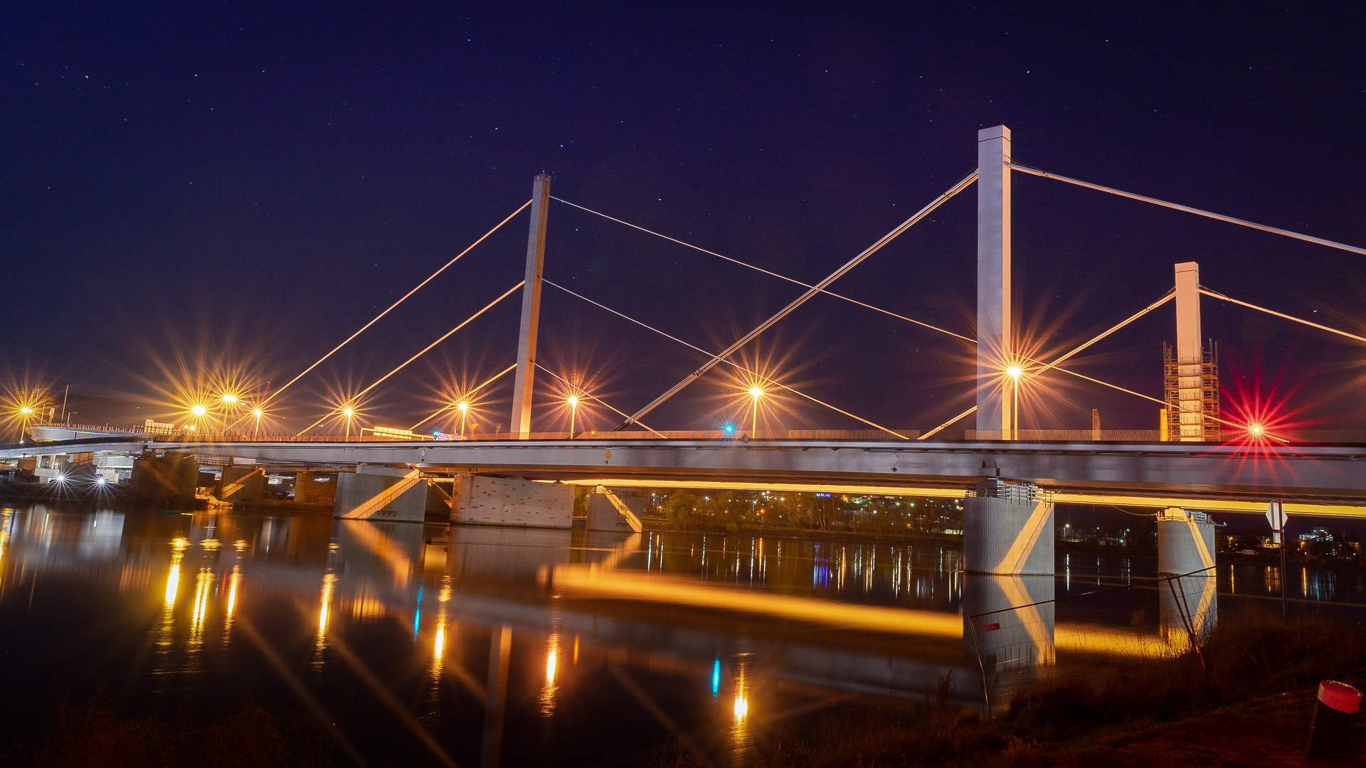 Vorest Brücke in Linz bei Nacht