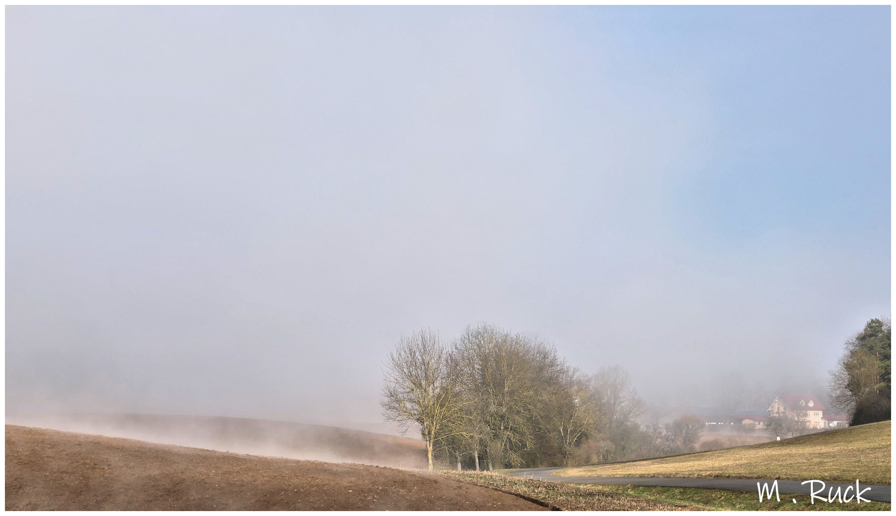 Vorfrühlingslandschaft , mit aufsteigenden Nebeln 