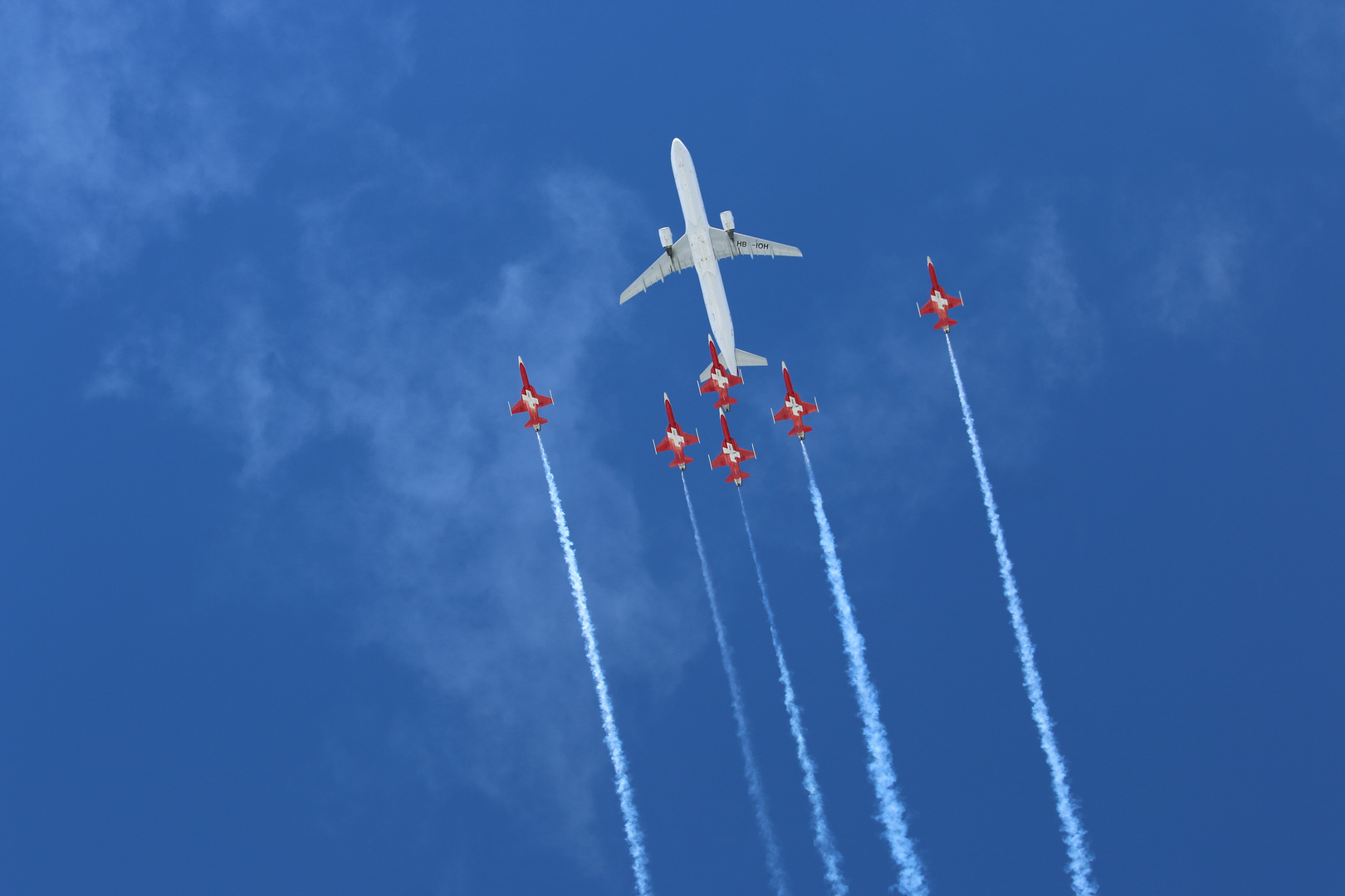 Vorführung der Patroille SUISSE und A 321 der SWISS