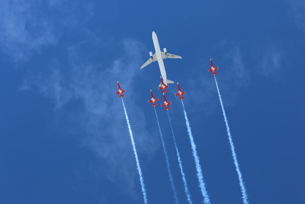 Vorführung der Patroille SUISSE und A 321 der SWISS