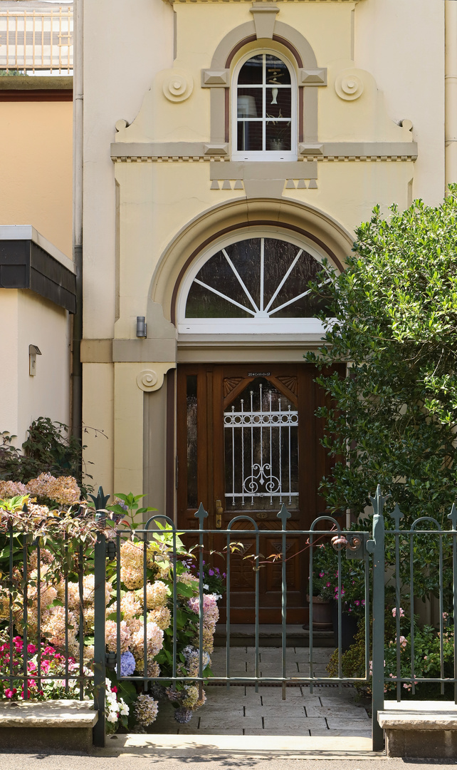 Vorgarten, Haustür und Fenster (2019_08_04_EOS 6D Mark II_5286_ji)