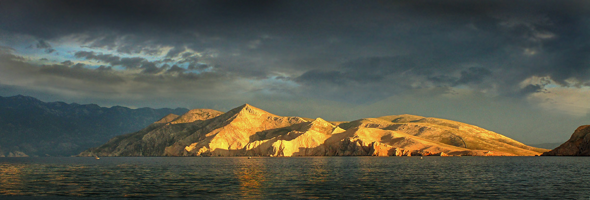 Vorgelagerte Insel von Krk im Abendlicht