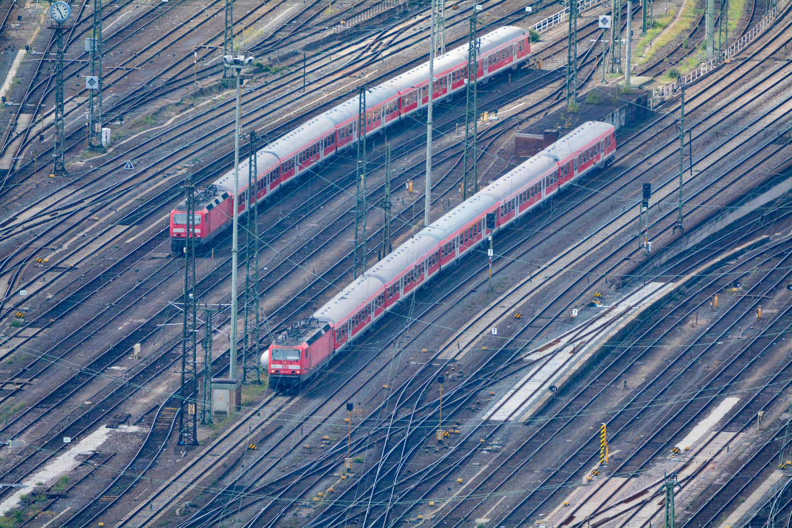 Vorgleisfeld des Frankfurter Hauptbahnhofes mit 2 Nahverkehrszügen