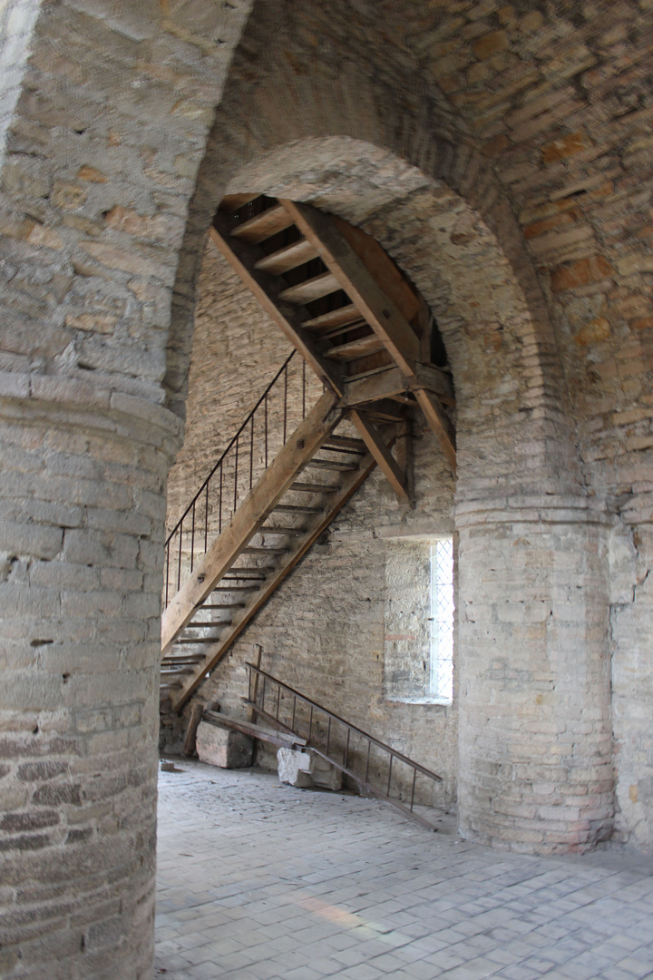 Vorkirche Abtei Saint-Philibert Tournus - Treppe und Leiter