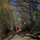 Vorkommnis Zufallsbegegnung: Rote Person passiert im Moment der Aufnahme schwarzes Fahrrad.