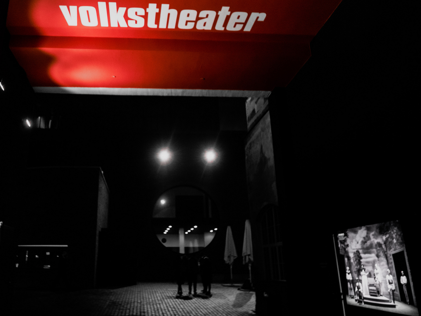 Vorm Eingang zum Münchner Volkstheater...