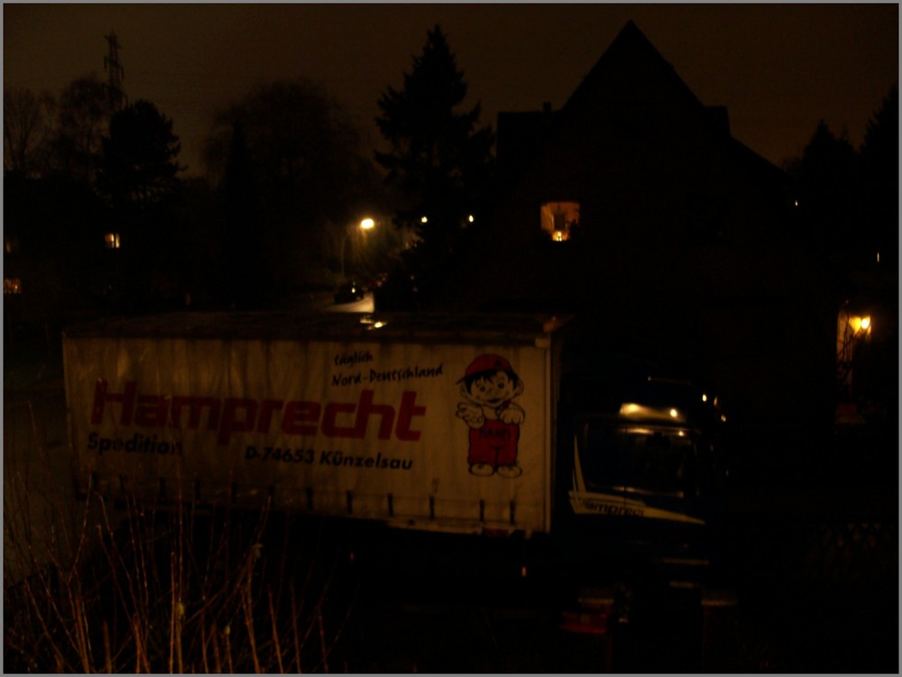 Vorm Mond der LKW