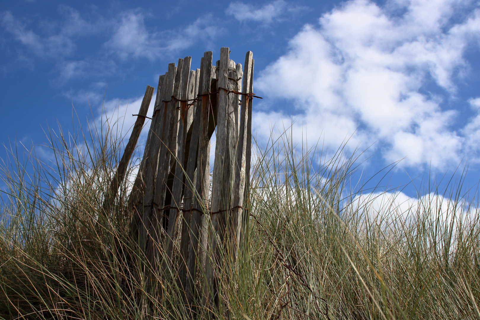 Vorm Strand und fluffige Woklen