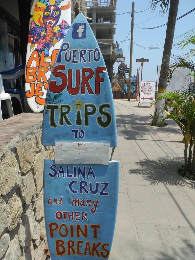 Vorm Surfshop in Puerto Escondido, Mexiko, oder "Surfer's Paradise"