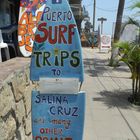 Vorm Surfshop in Puerto Escondido, Mexiko, oder "Surfer's Paradise"