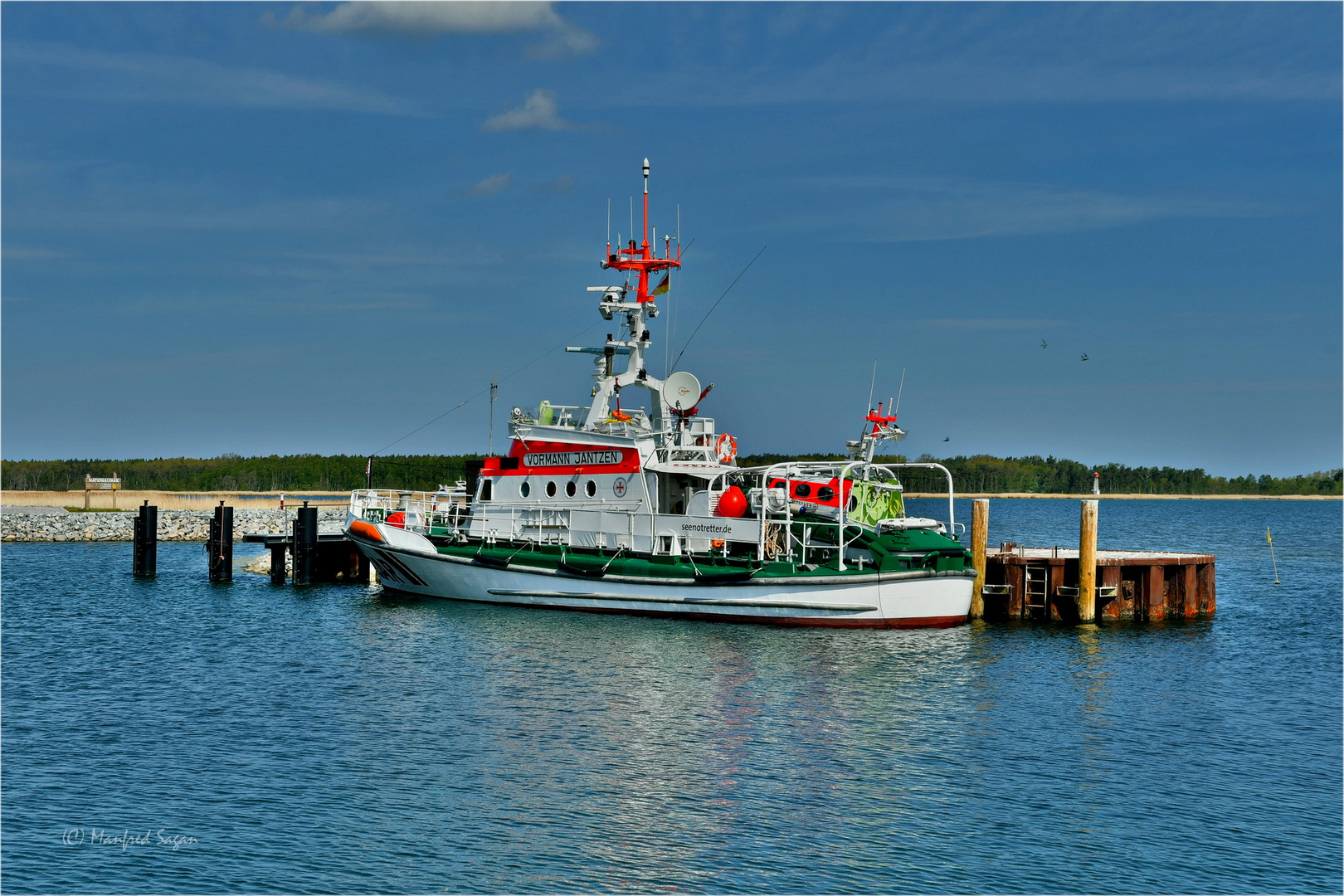  „VORMANN JANTZEN“ ein Seenotkreuzer im Hafen von Barhöft...