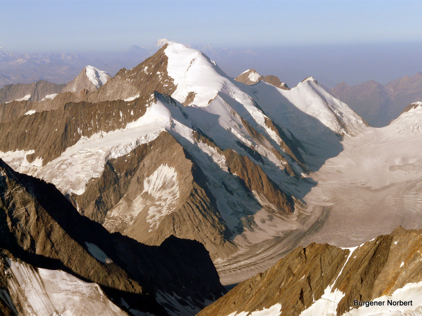 Vorne das Aletschhorn in der Mitte. Mont Blanc hinten am Horizont.