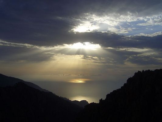 vorrei essere laggiù..dove il sole incontra il mare.