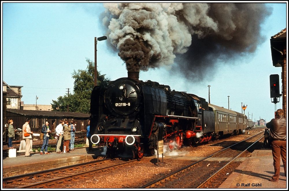 Vorrücken zum den Bahnsteig in Arnstadt am 5. September 1981