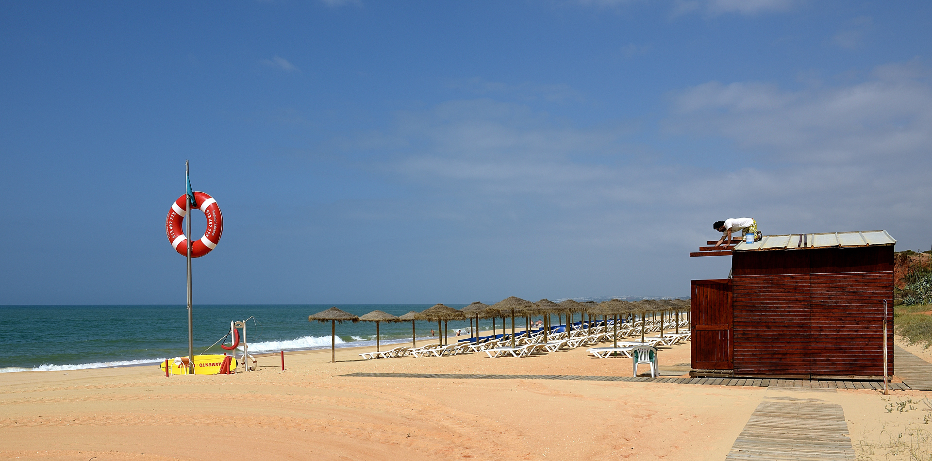 Vorsaison am  7 km langen Strand an der Sandsteilküste von Praia da Falesia, Ende Mai hat man..