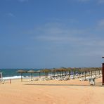 Vorsaison am  7 km langen Strand an der Sandsteilküste von Praia da Falesia, Ende Mai hat man..