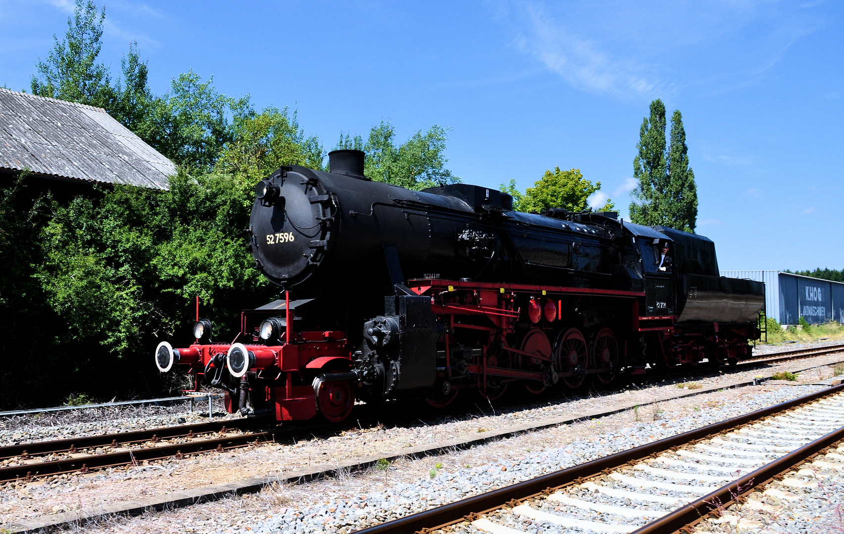 Vorsicht am Bahnsteig - 52 7596 auf Rangierfahrt