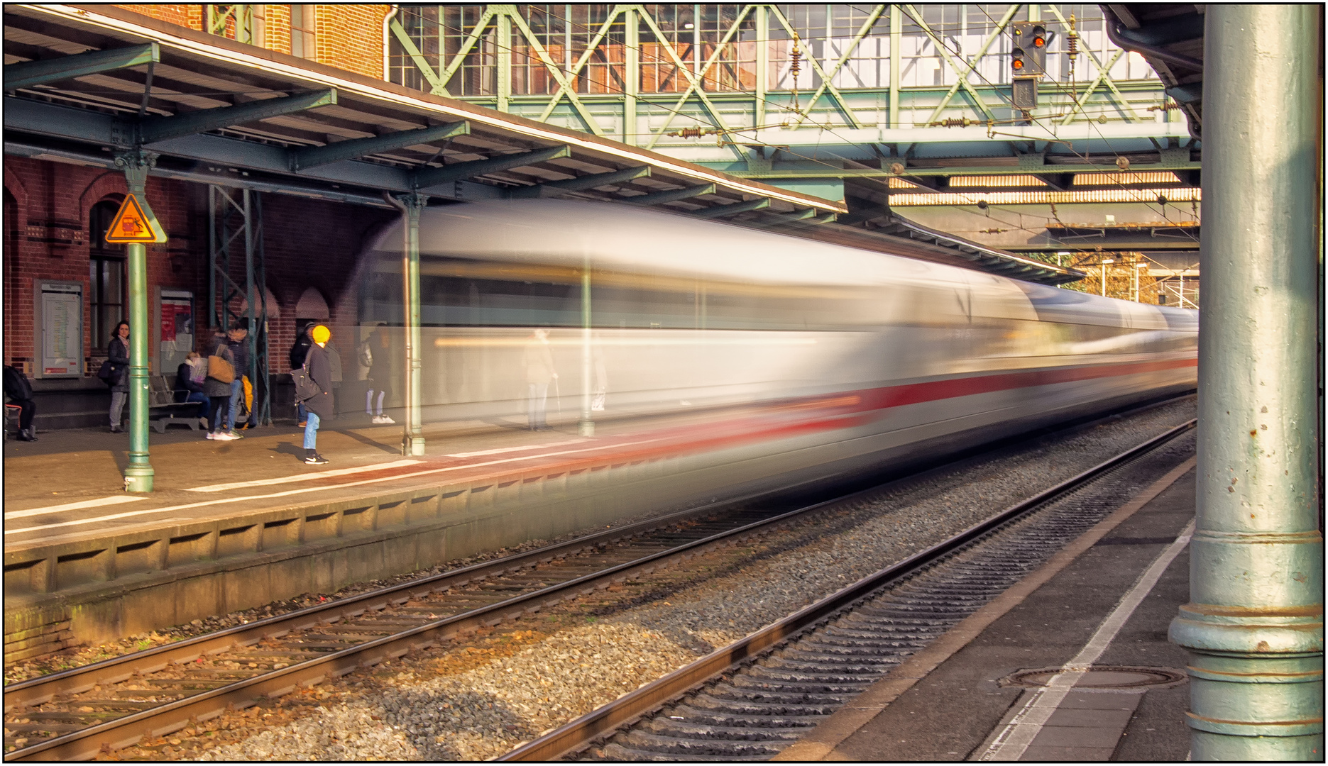 VORSICHT am Bahnsteig ...