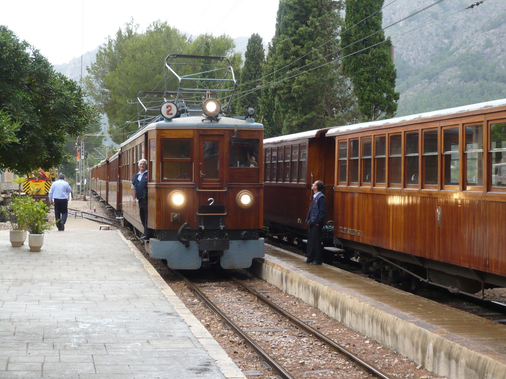 Vorsicht am Bahnsteig, der Zug fährt ein!