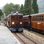 Vorsicht am Bahnsteig, der Zug fährt ein!