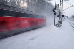 Vorsicht am Bahnsteig, ein Zug fährt durch..