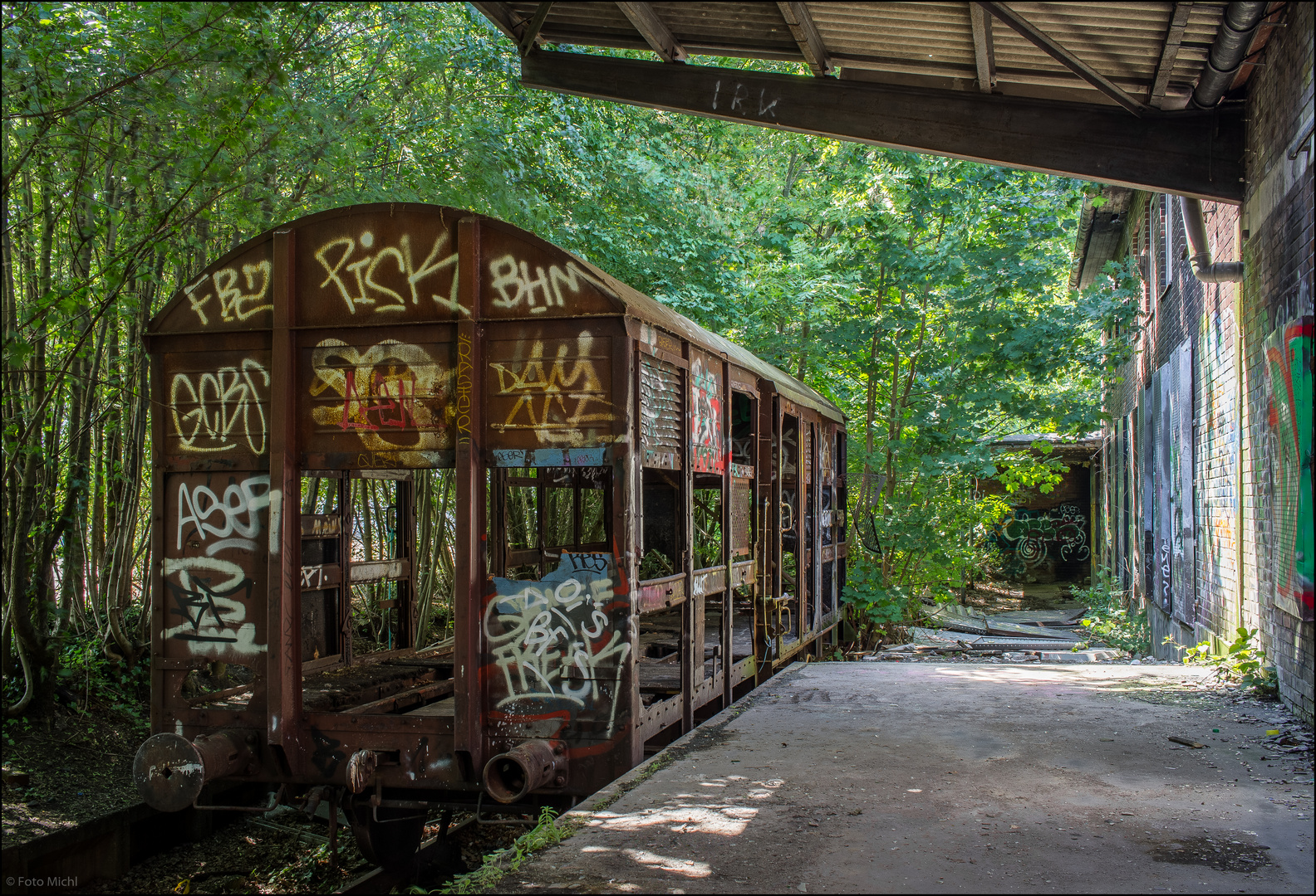 * Vorsicht an der Bahnsteigkante *