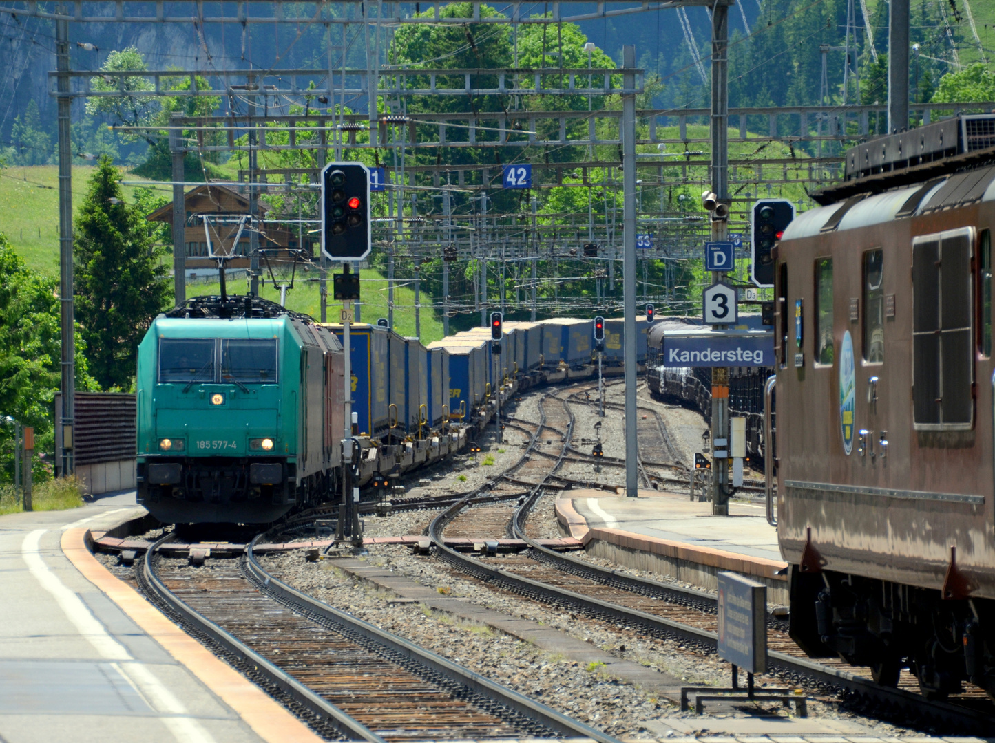 Vorsicht an der Bahnsteigkante. Ein Zug.....