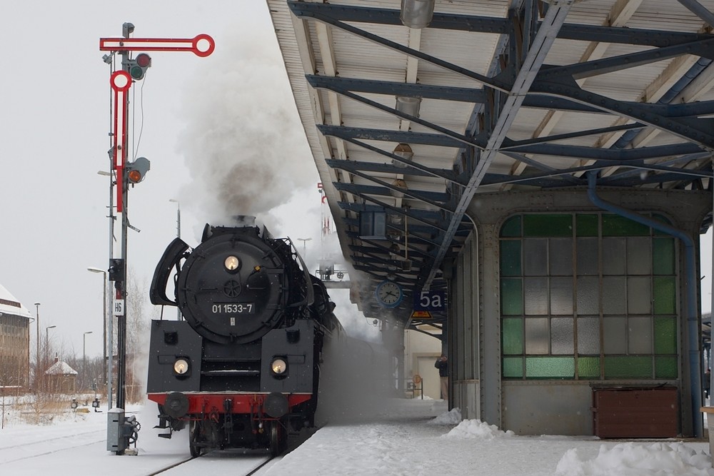 Vorsicht bei Einfahrt des Zuges 01-1533 Zittau