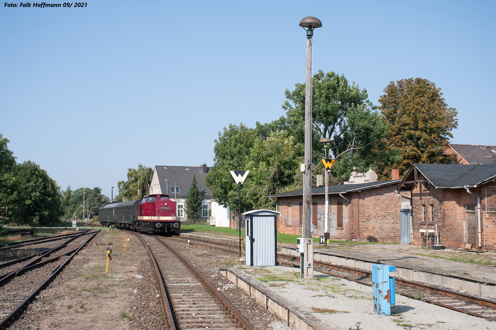 Vorsicht bei Einfahrt des Zuges