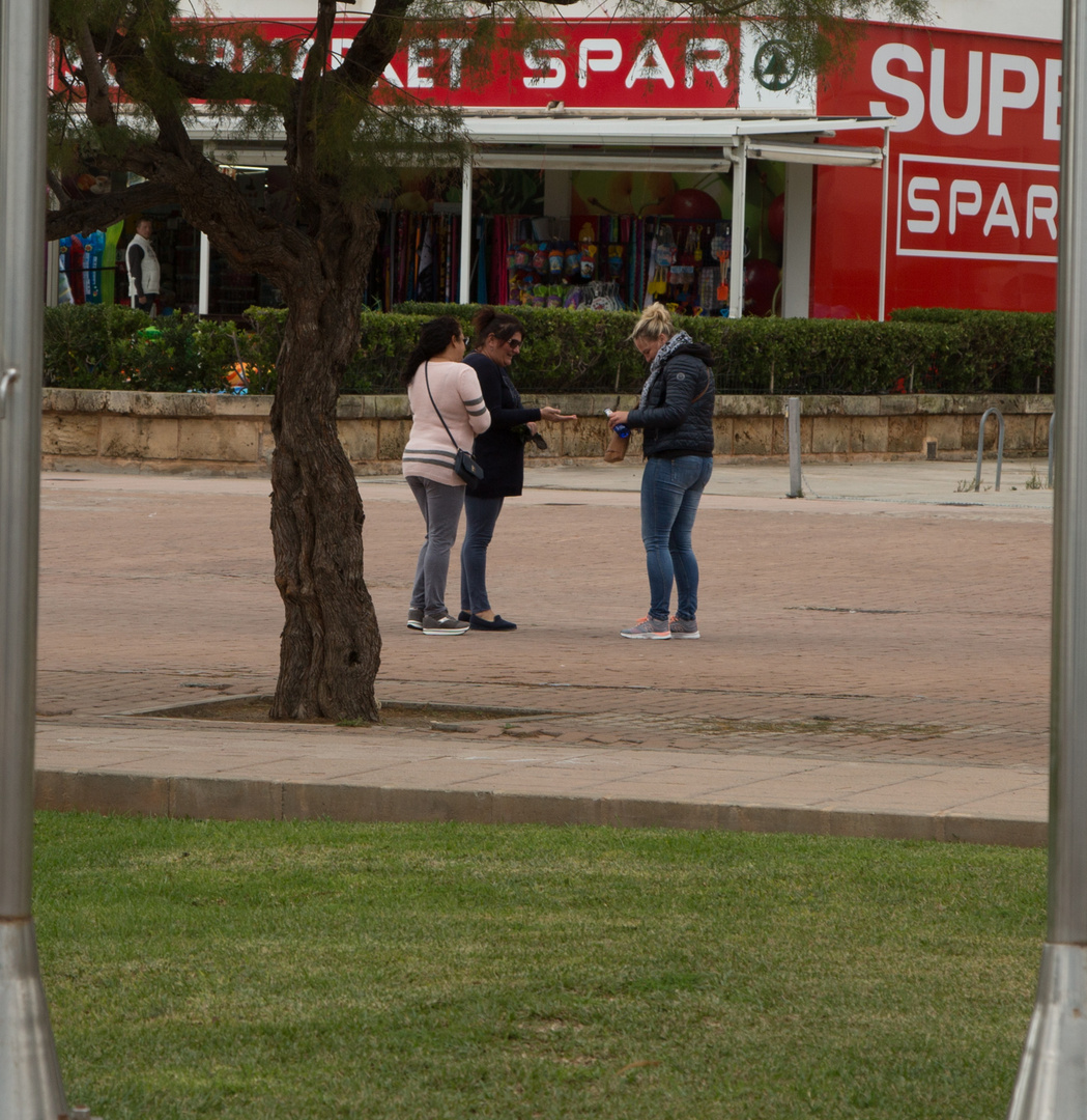 Vorsicht : Blumenverkäuferinnen in Cala Millor