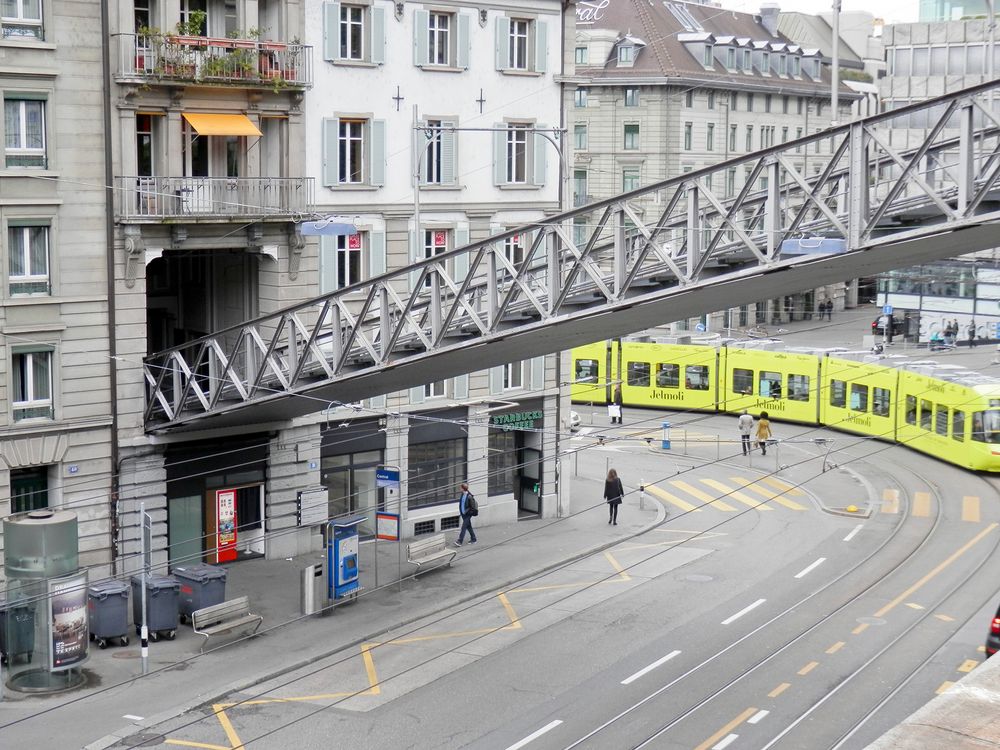 Vorsicht, da steht `ne Bahn im Flur !