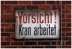 Vorsicht! Kran arbeitet