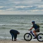 Vorsicht - Radfahrer am Strand