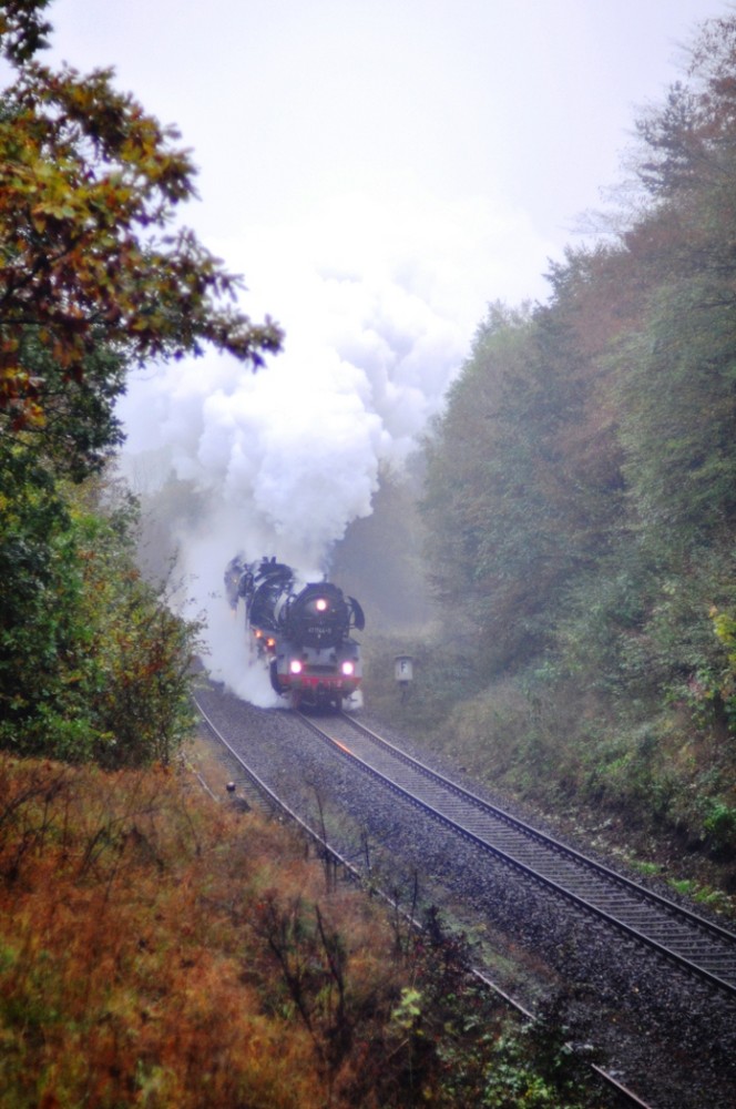 Vorspannfahrt mit 2 Loks im Morgennebel ....