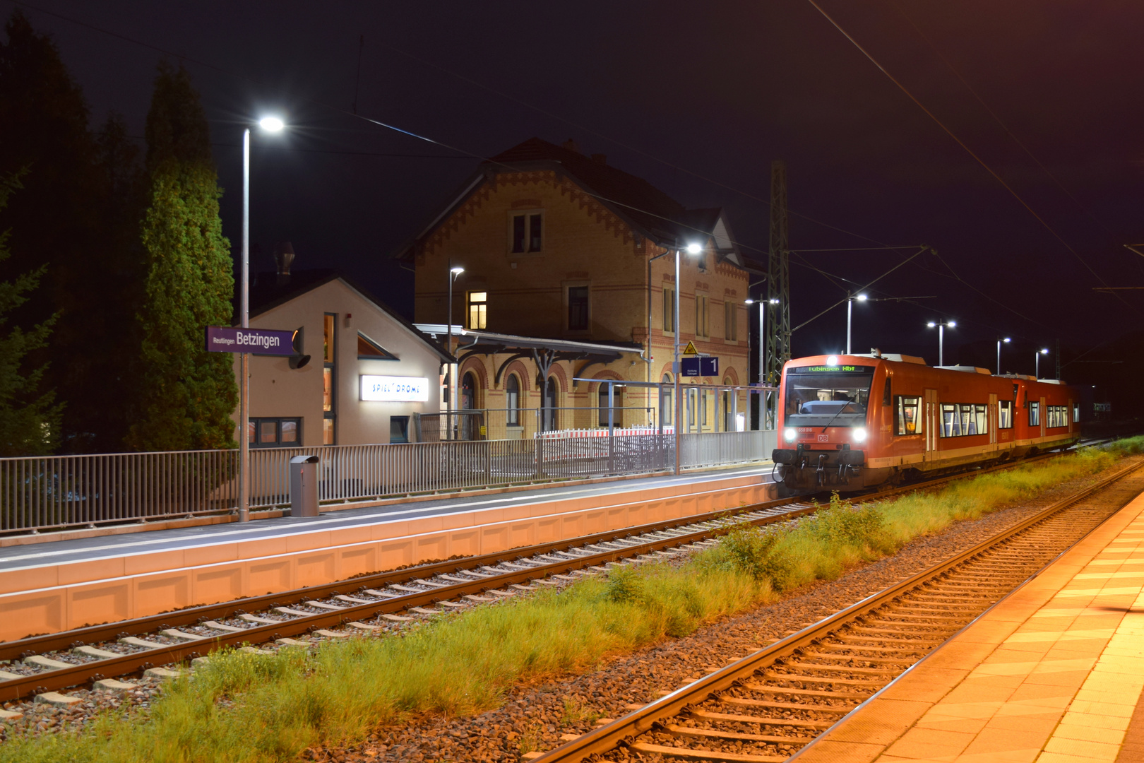 Vorstadtbahnhof am Morgen ... 