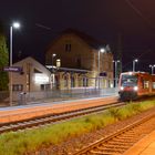 Vorstadtbahnhof am Morgen ... 