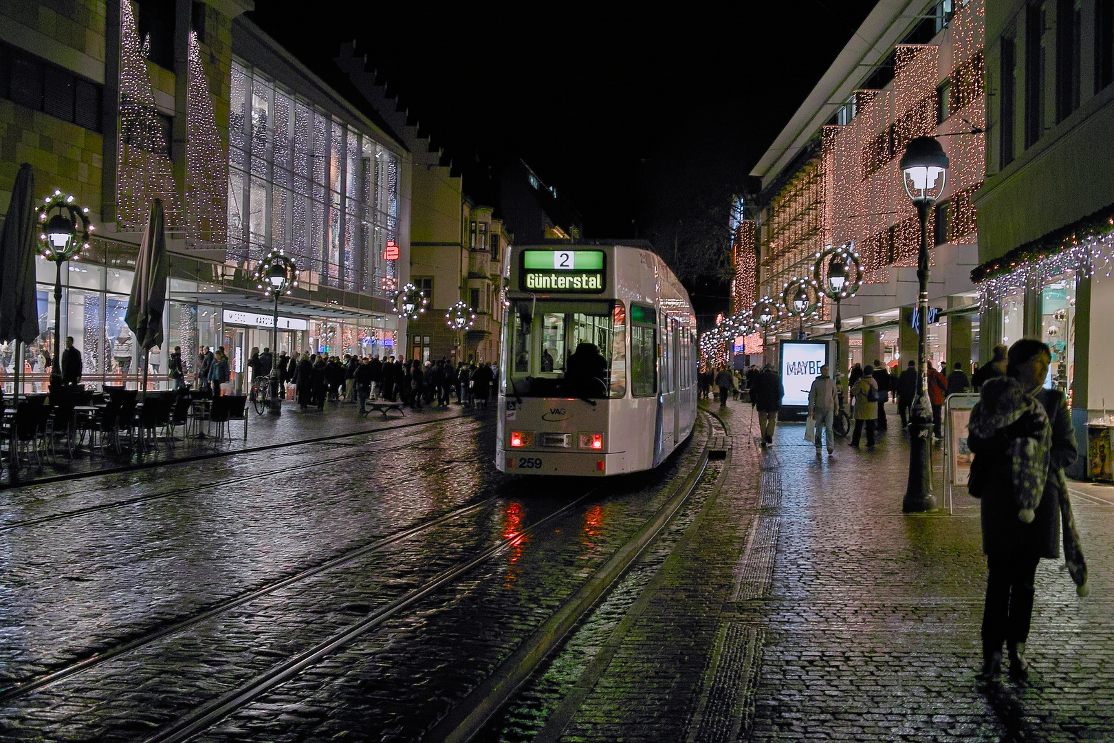 vorweihnachtliche Einkaufsstraße bei Regen