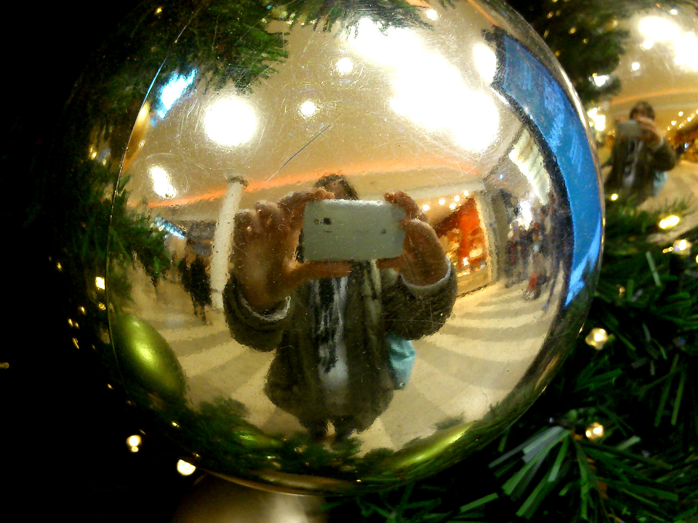 vorweihnachtliche Mehrfachspiegelung im Shopping-Center