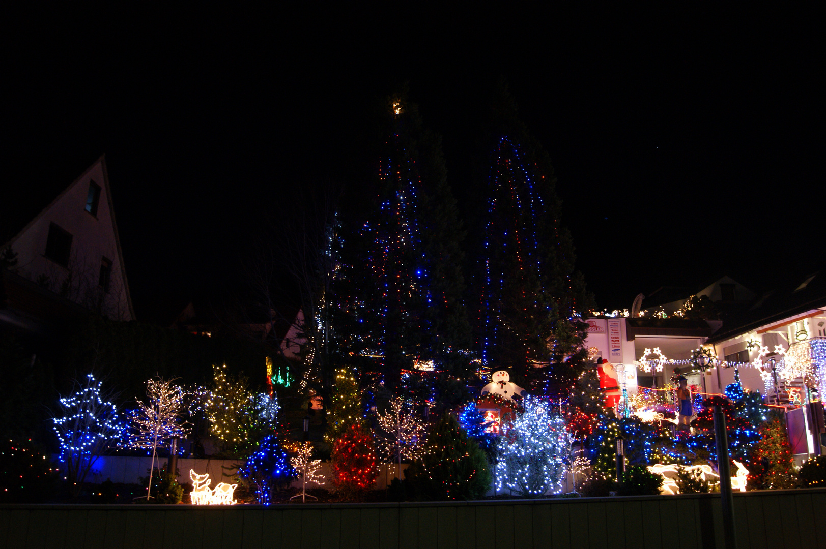 Vorweihnachtlicher Garten mit Aussenbeleuchtung in Gönningen