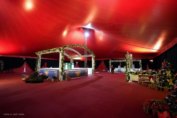 Vorzelt Weihnachtszirkus noch im Aufbau/Dekoteam.